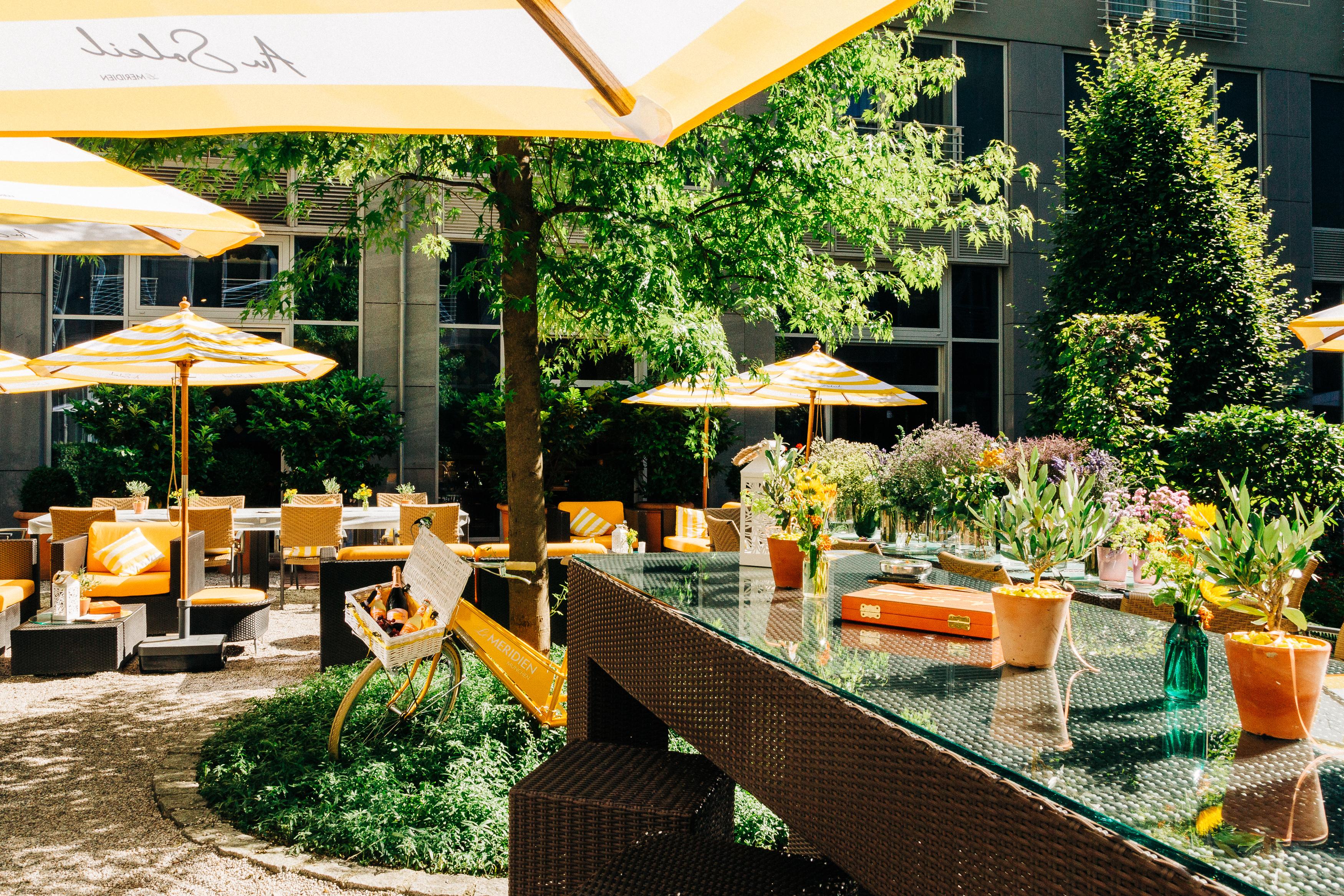 Le Meridien München Eksteriør billede The garden of the restaurant