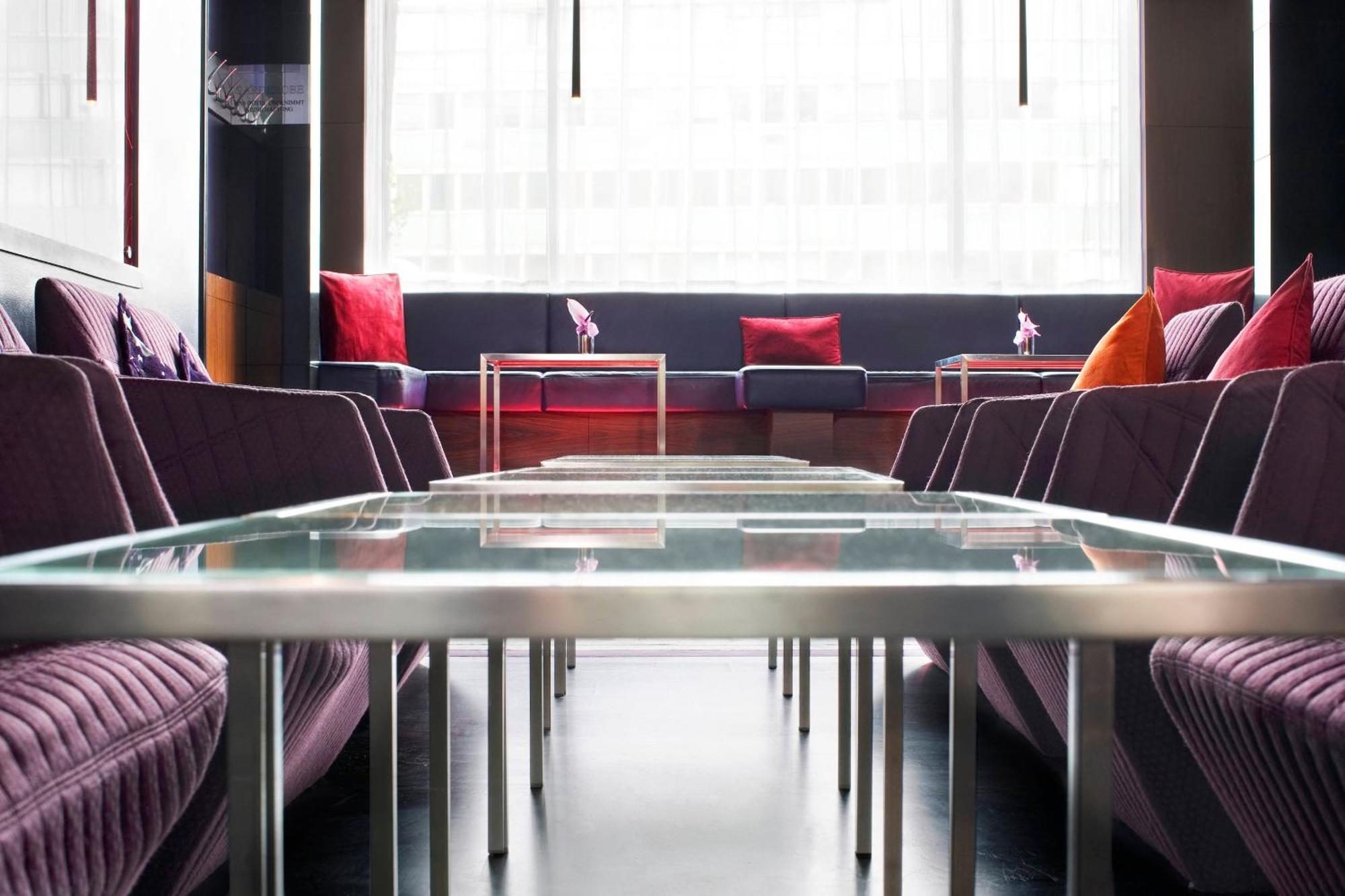 Le Meridien München Eksteriør billede The interior of the lounge