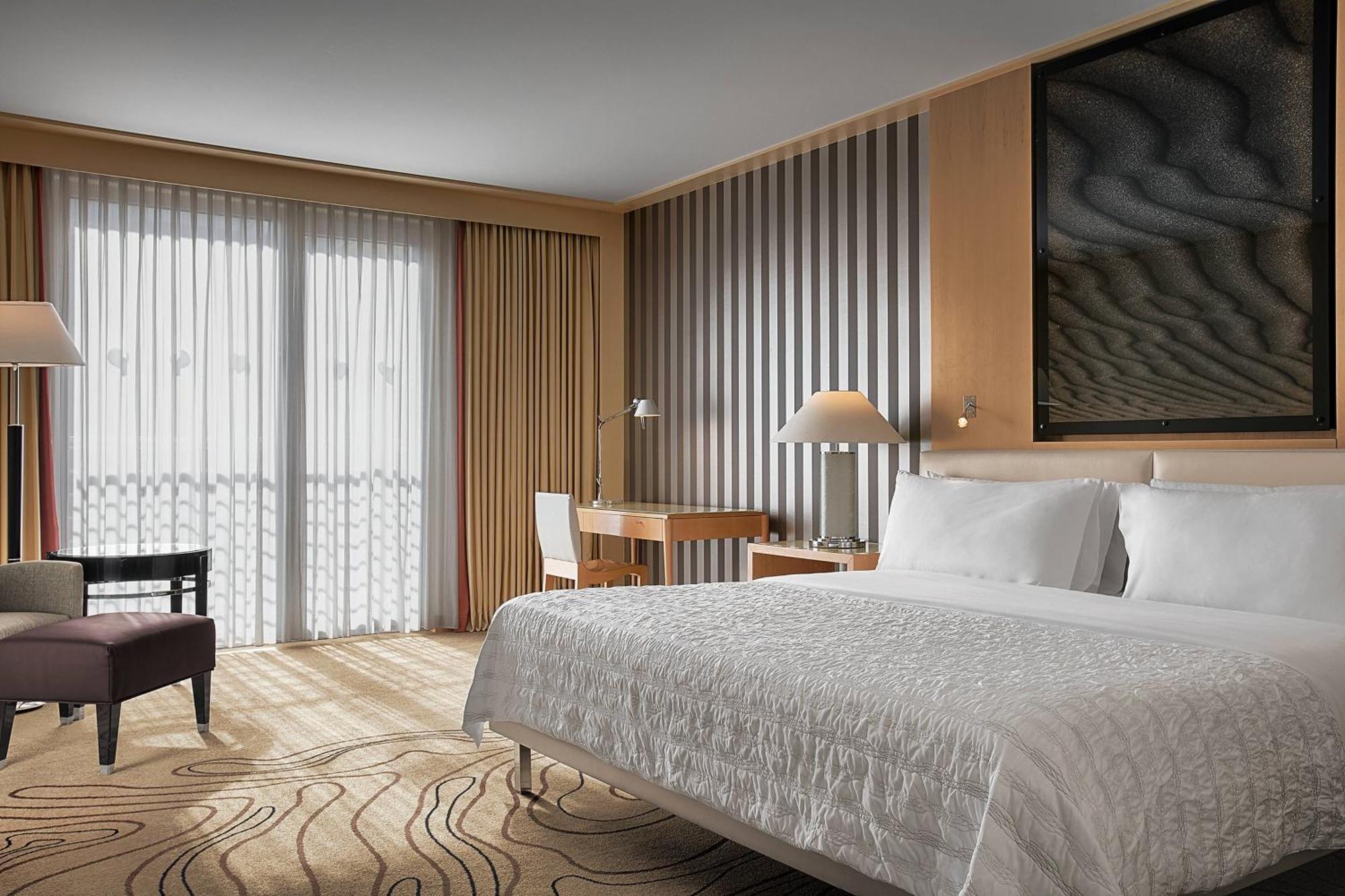 Le Meridien München Eksteriør billede A guest room at the Hilton San Francisco