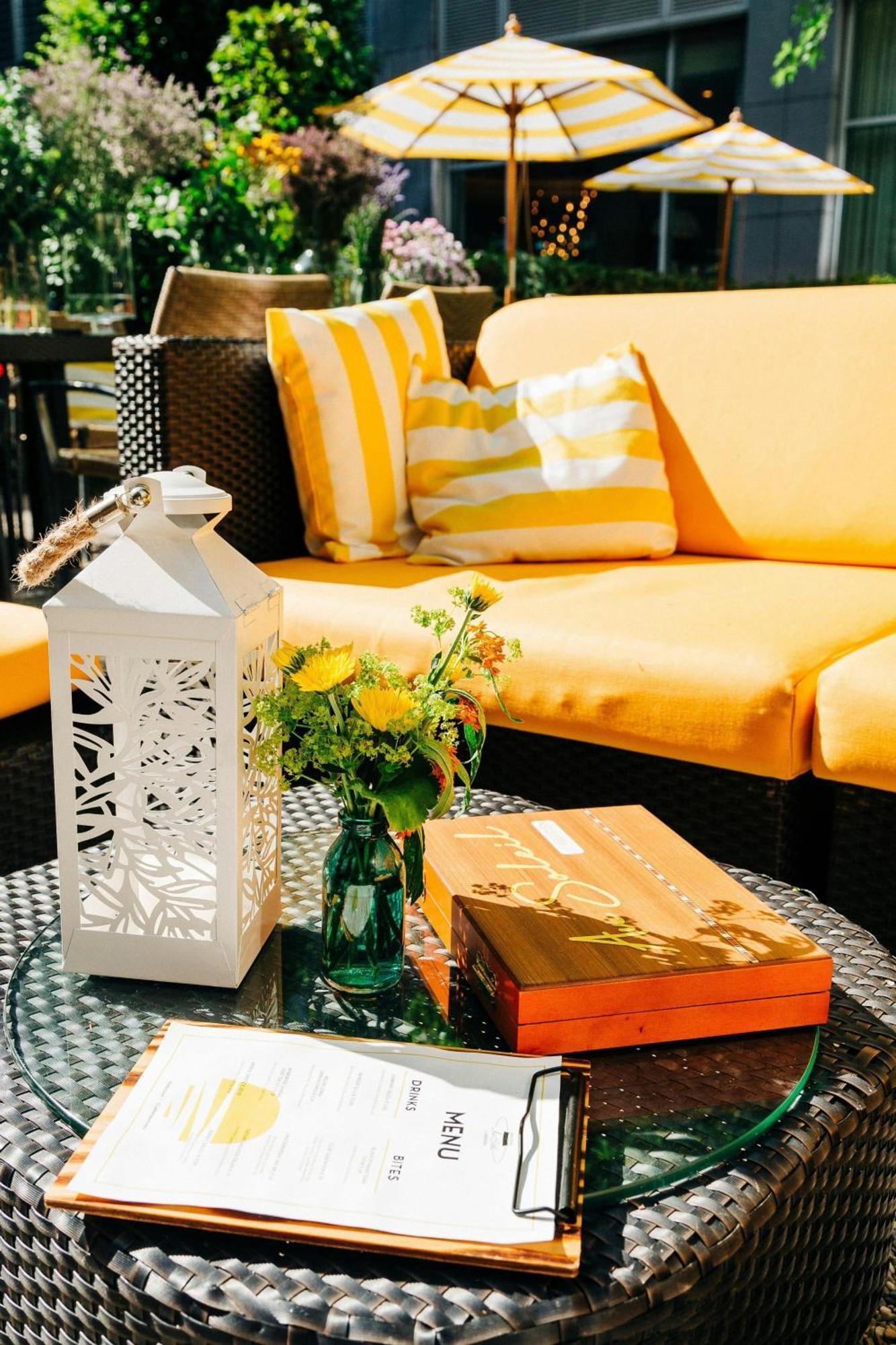 Le Meridien München Eksteriør billede A white lantern