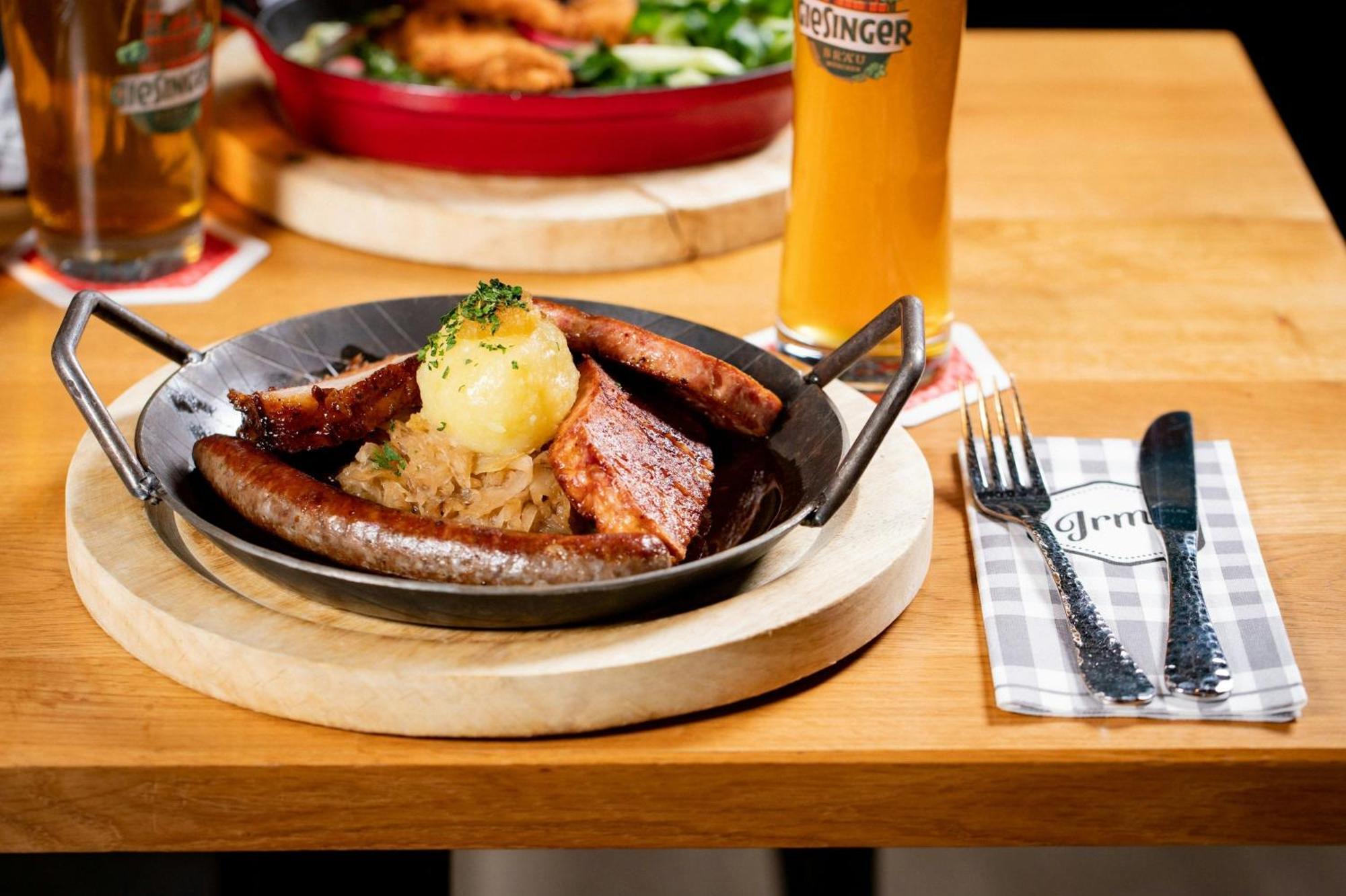 Le Meridien München Eksteriør billede Sausages with Sauerkraut