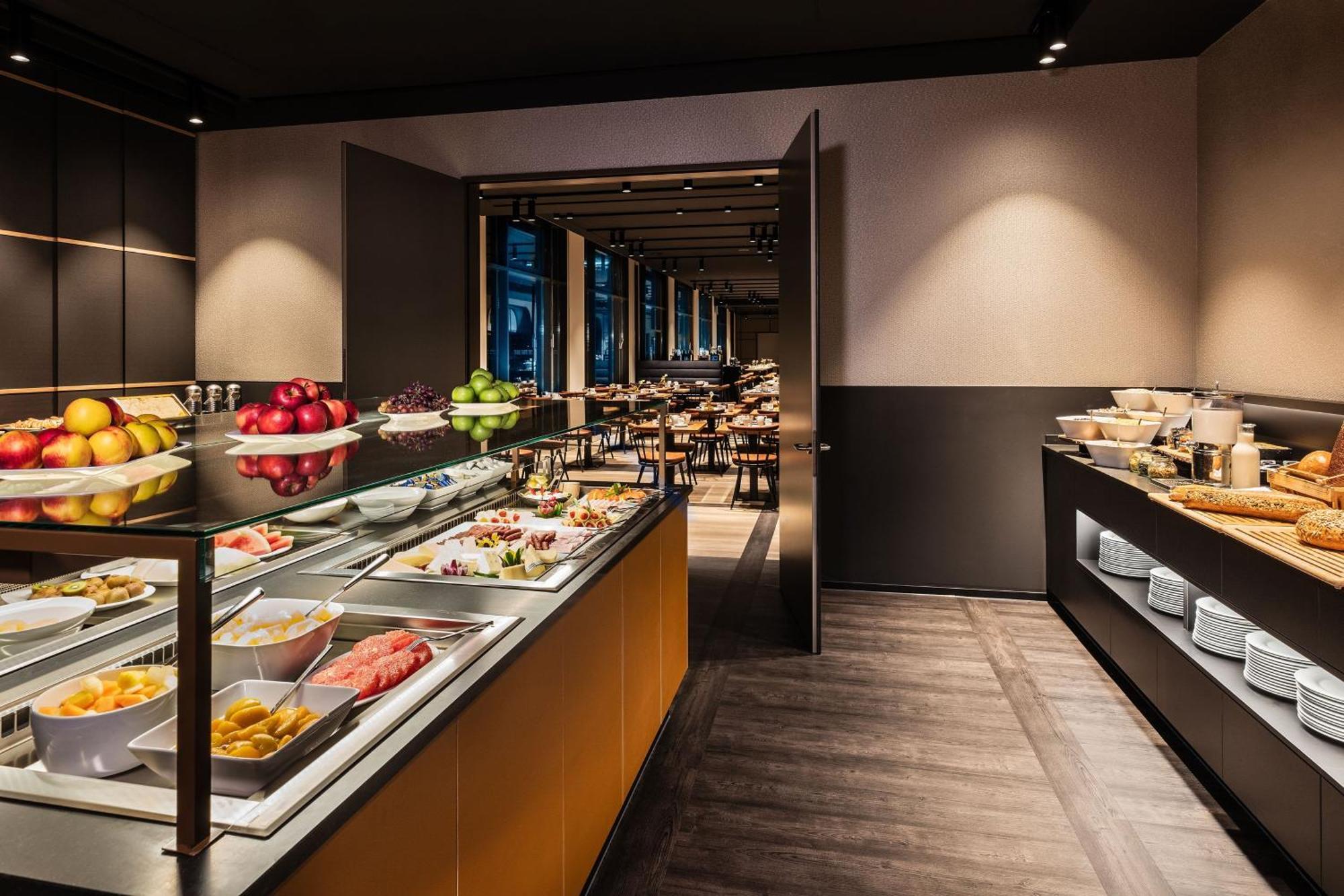 Le Meridien München Eksteriør billede The buffet at the restaurant