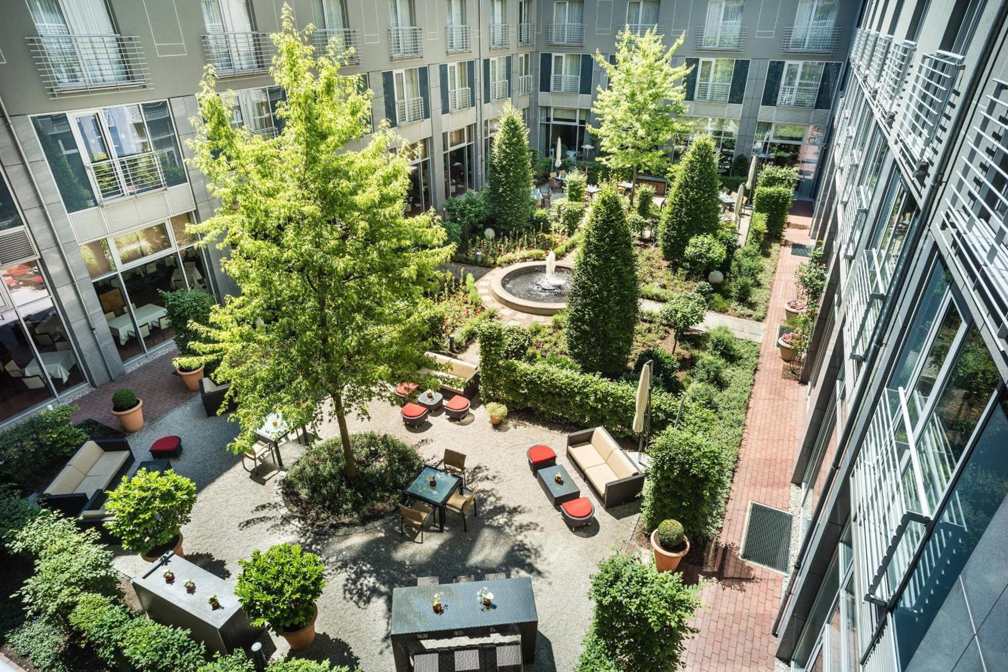 Le Meridien München Eksteriør billede The courtyard at the hotel