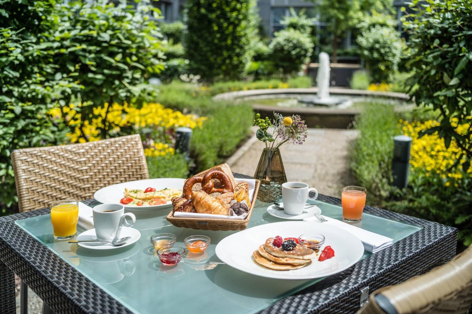 Le Meridien München Eksteriør billede Breakfast at the Hotel