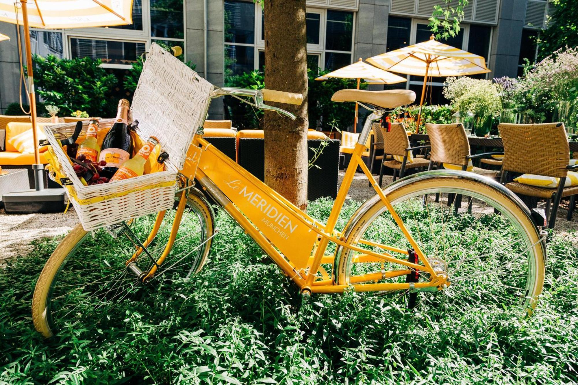 Le Meridien München Eksteriør billede A bicycle at the hotel