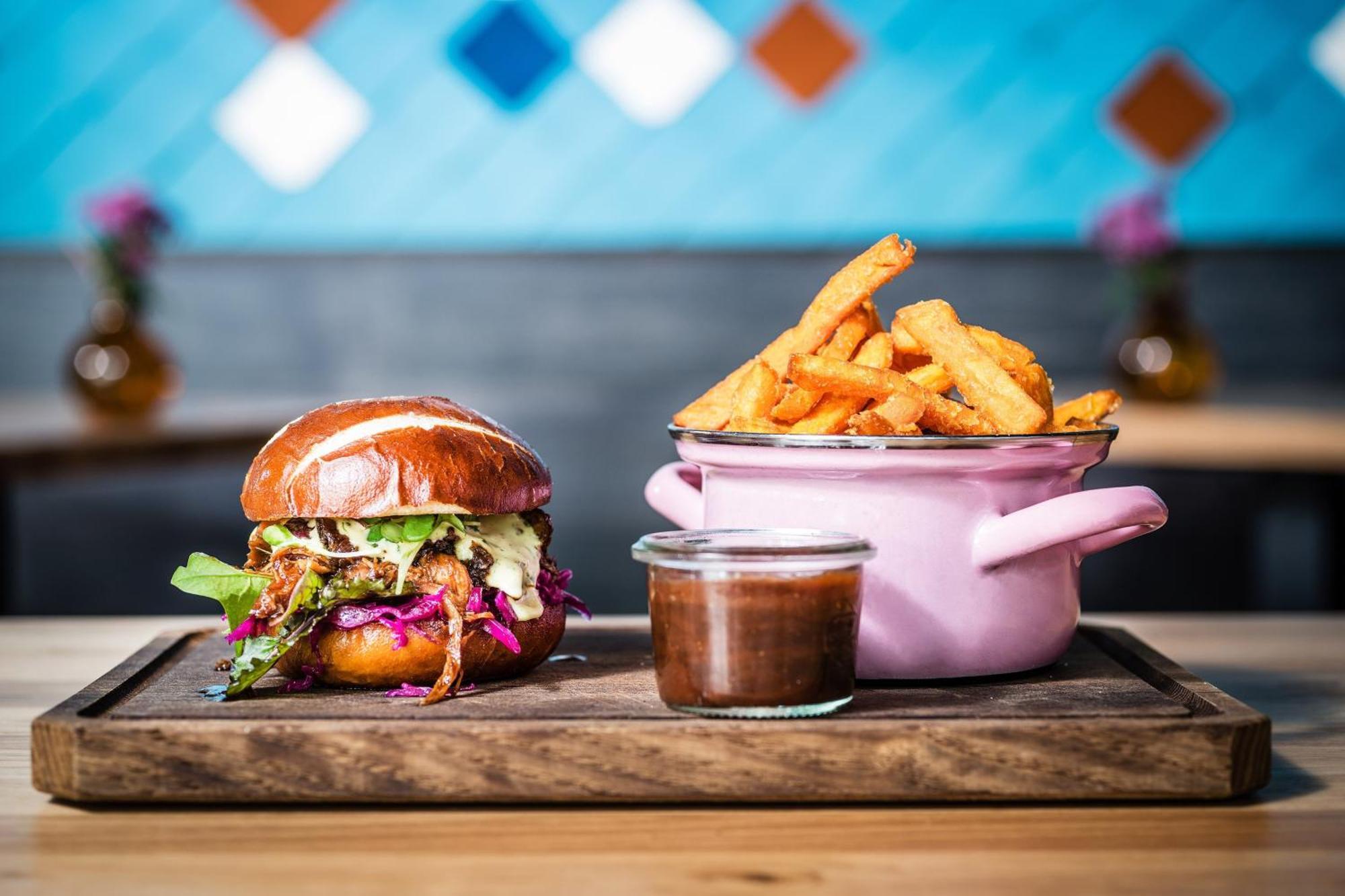 Le Meridien München Eksteriør billede A vegan burger and chips at Honest Burgers