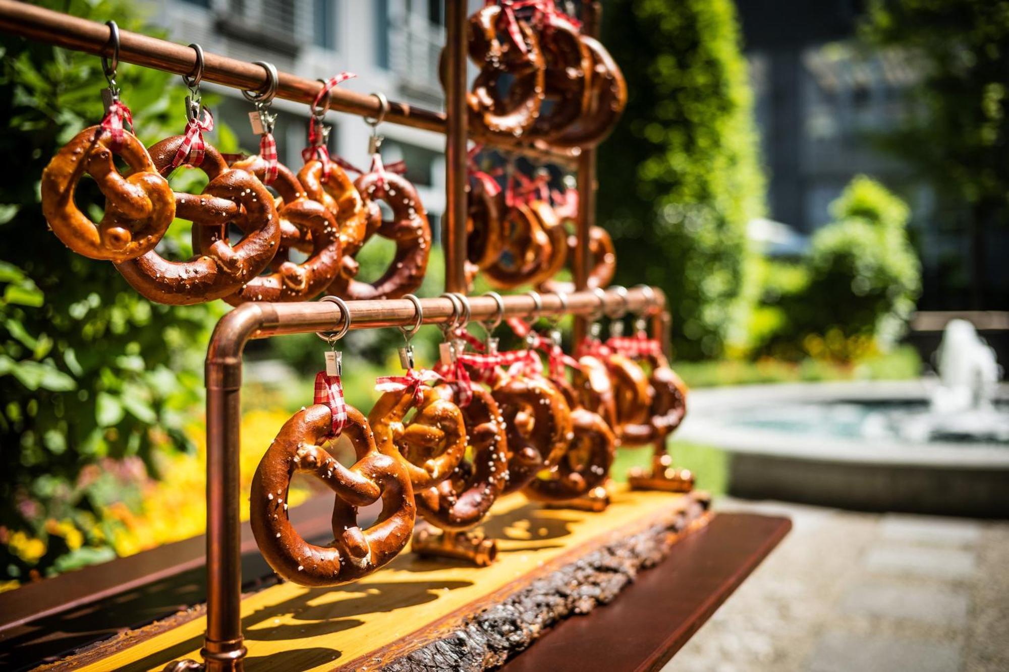 Le Meridien München Eksteriør billede Pretzels at the 2015 German American Steuben Parade