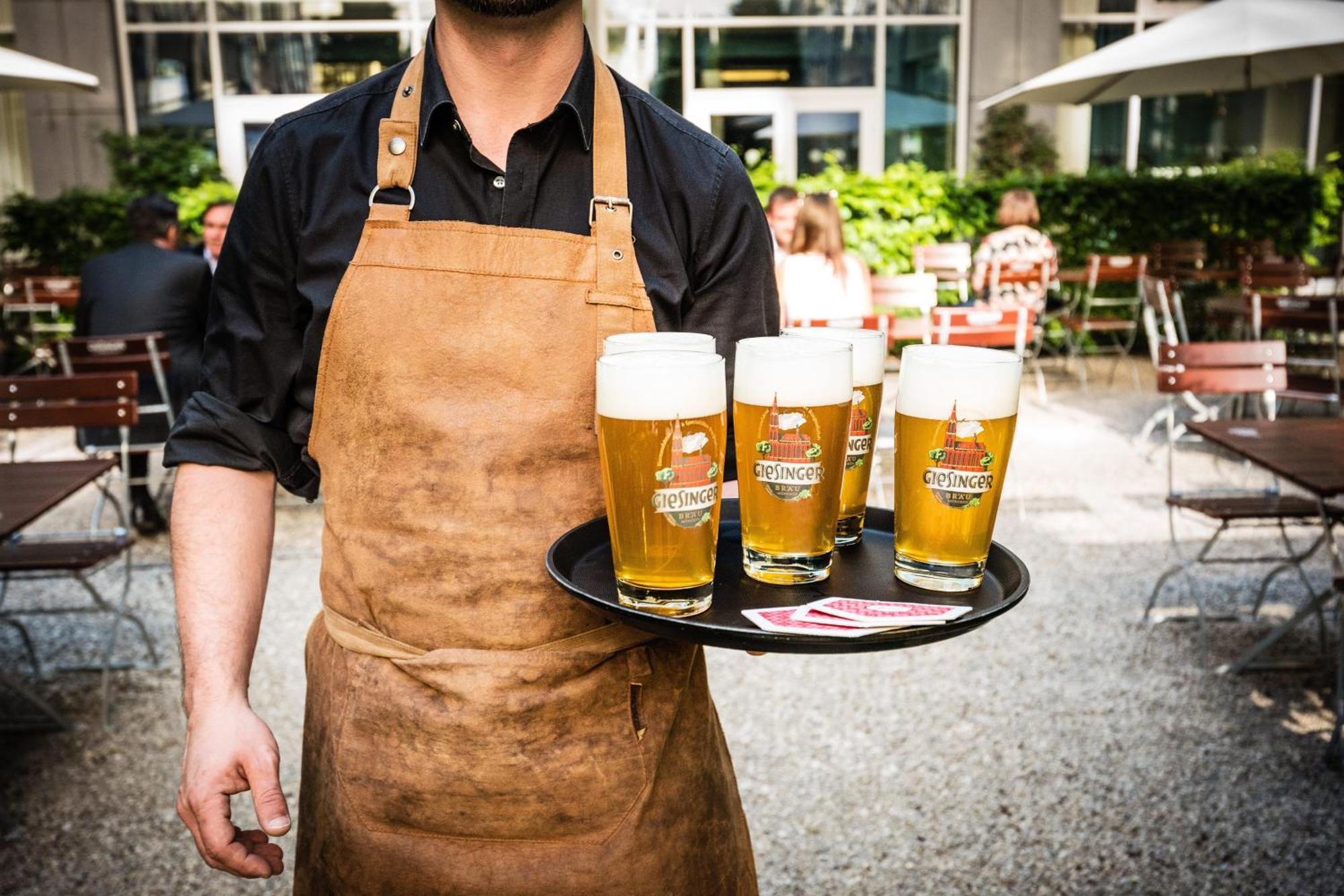 Le Meridien München Eksteriør billede A waiter wearing an apron