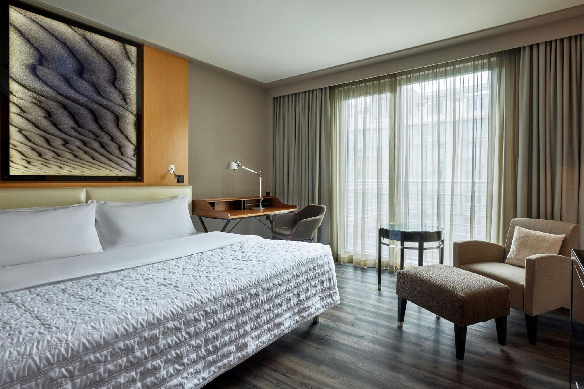 Le Meridien München Eksteriør billede A guest room at the Westin Palace, Madrid