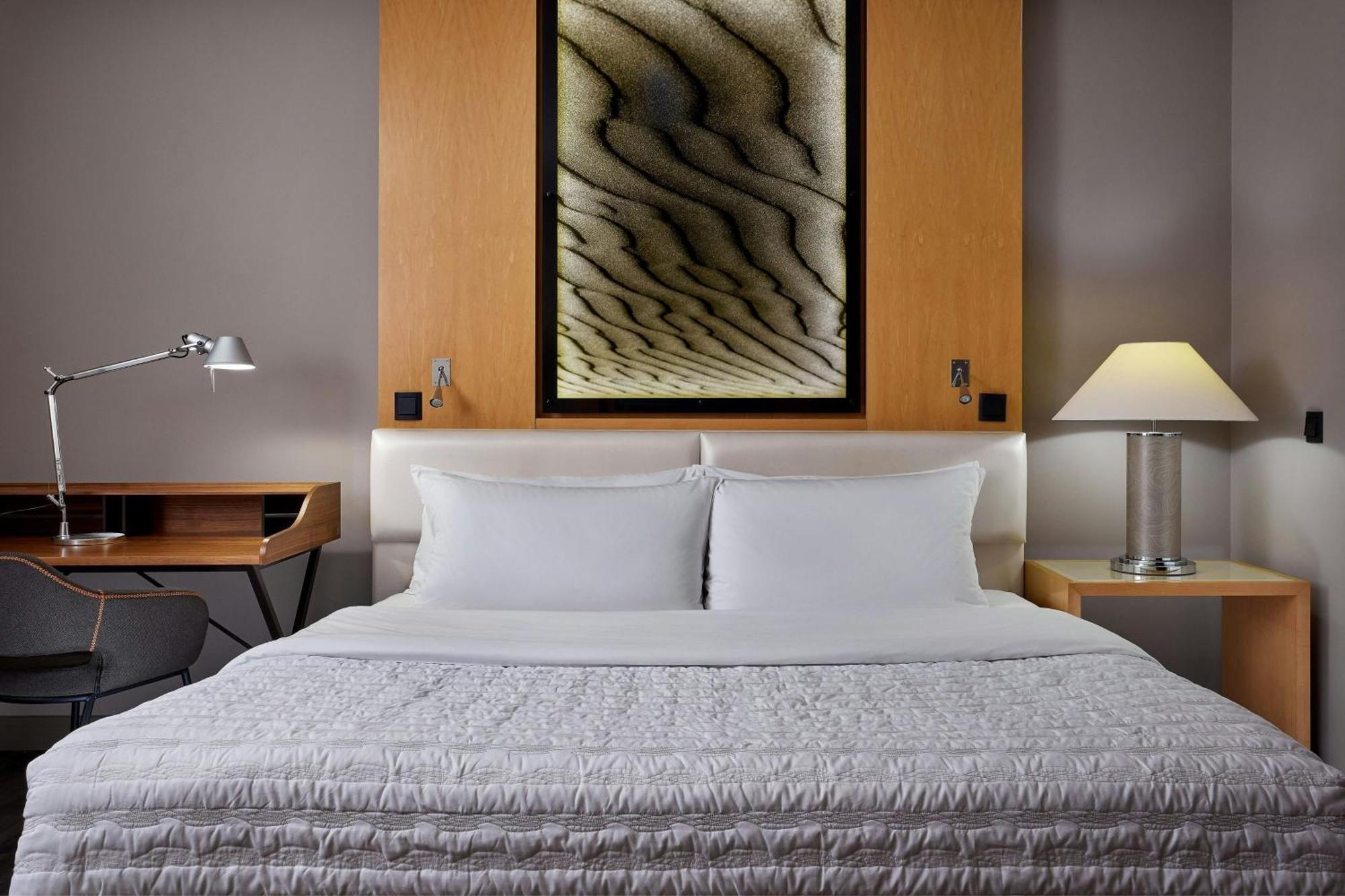 Le Meridien München Eksteriør billede A guest room at the Westin Palace, Madrid