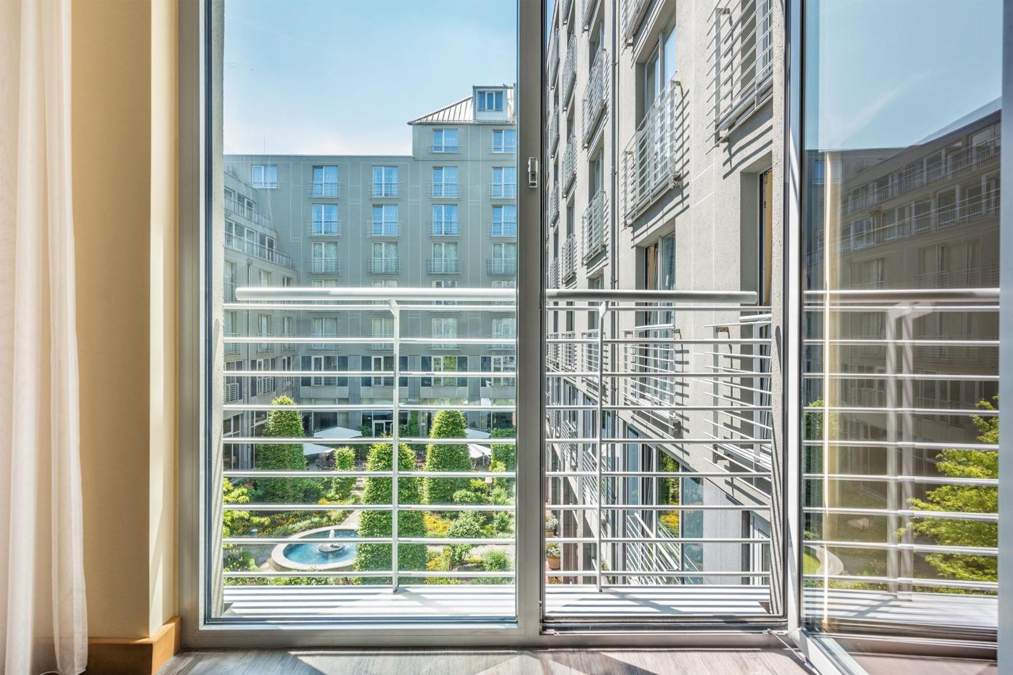 Le Meridien München Eksteriør billede A window grill