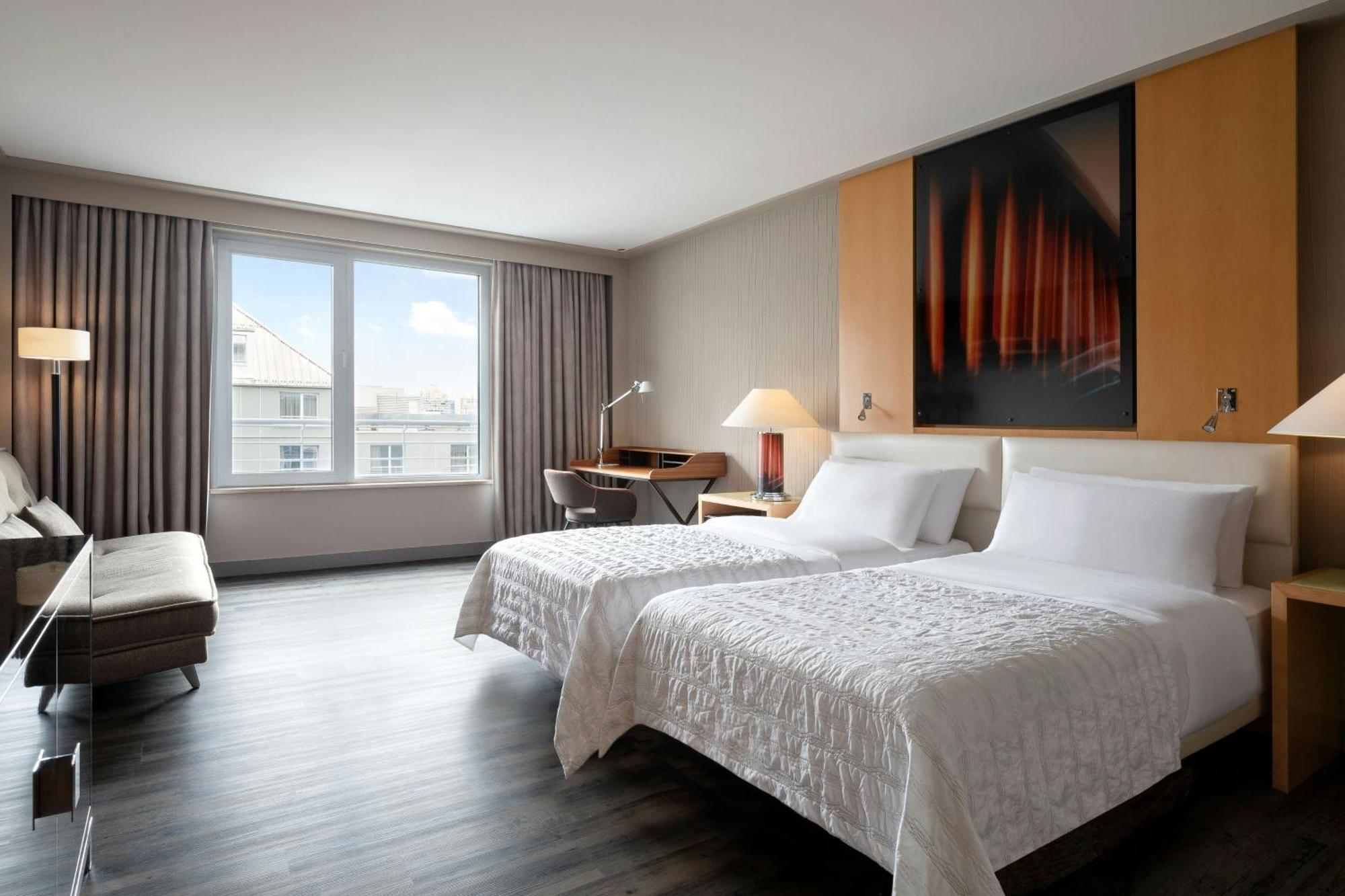 Le Meridien München Eksteriør billede A guest room at the Westin Palace Madrid