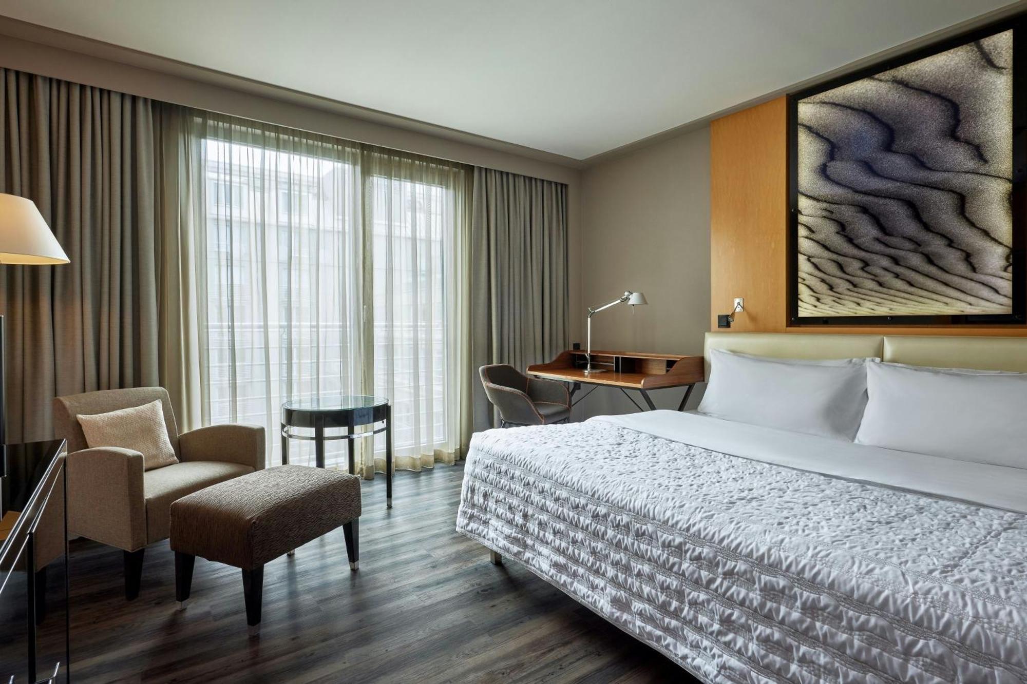 Le Meridien München Eksteriør billede A guest room at the Westin Palace Madrid