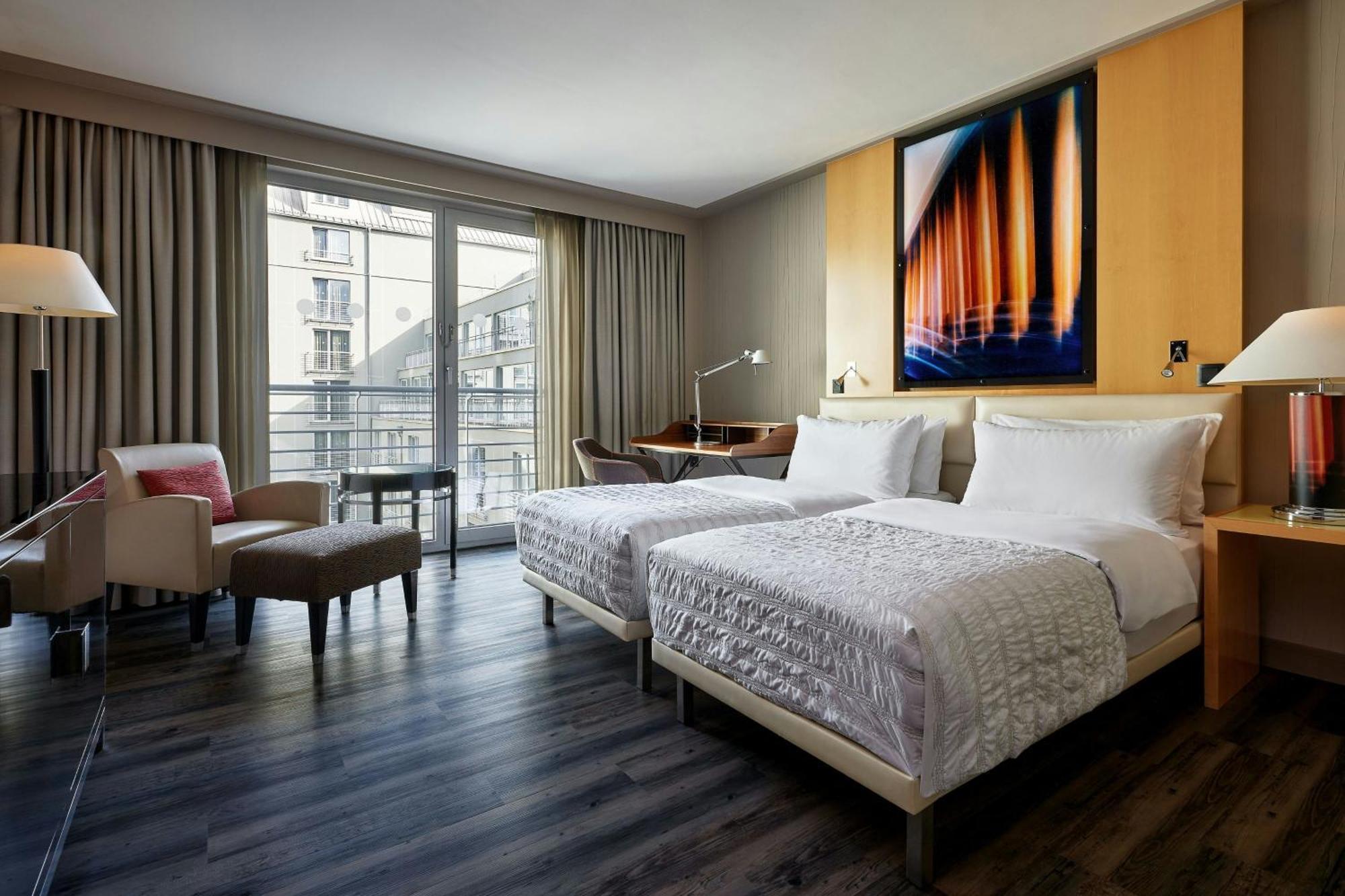 Le Meridien München Eksteriør billede A guest room at the Westin Palace Madrid