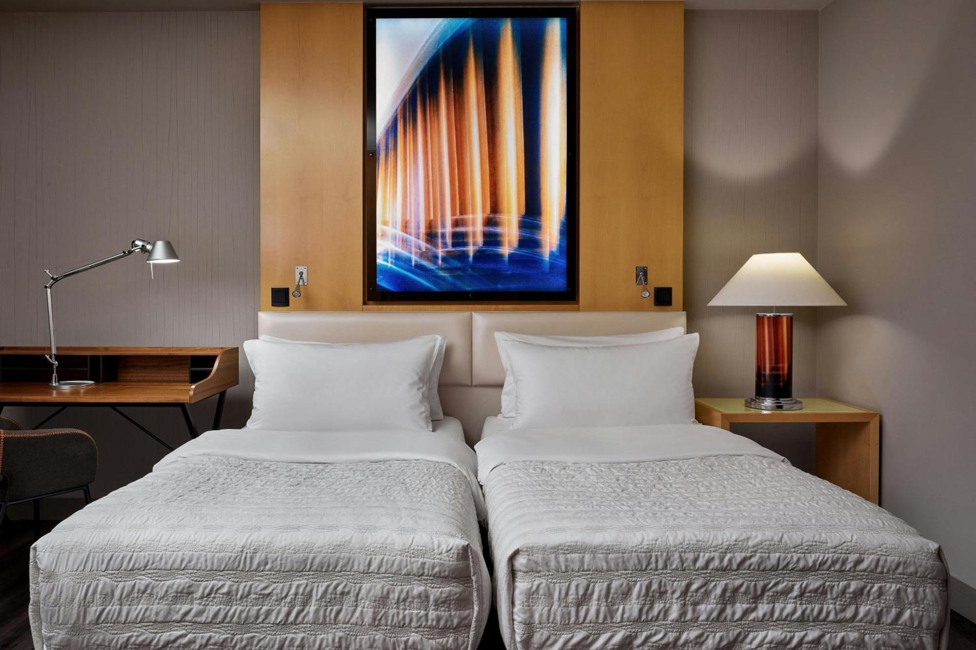 Le Meridien München Eksteriør billede A room at the Hilton Athens