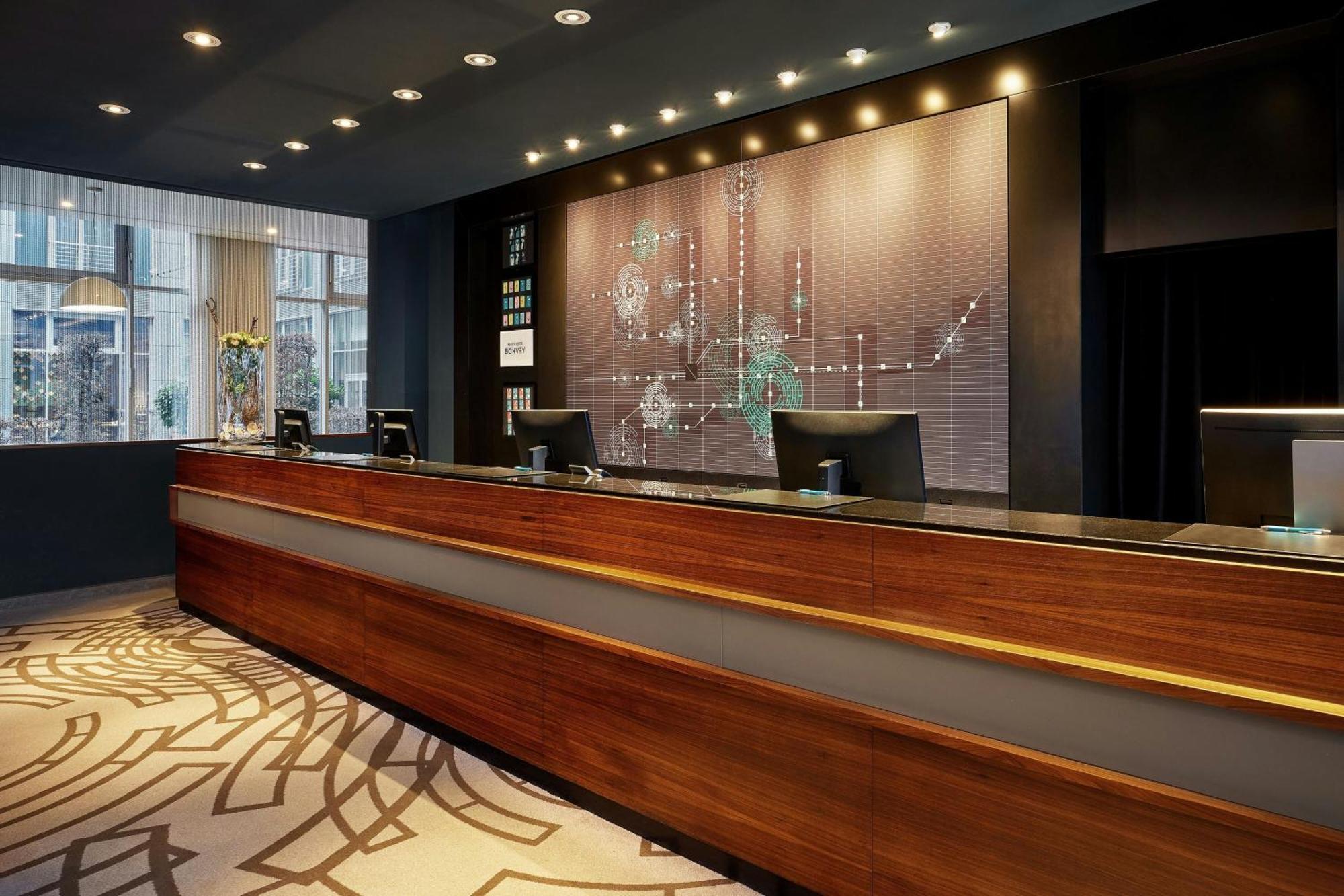 Le Meridien München Eksteriør billede The lobby of the hotel
